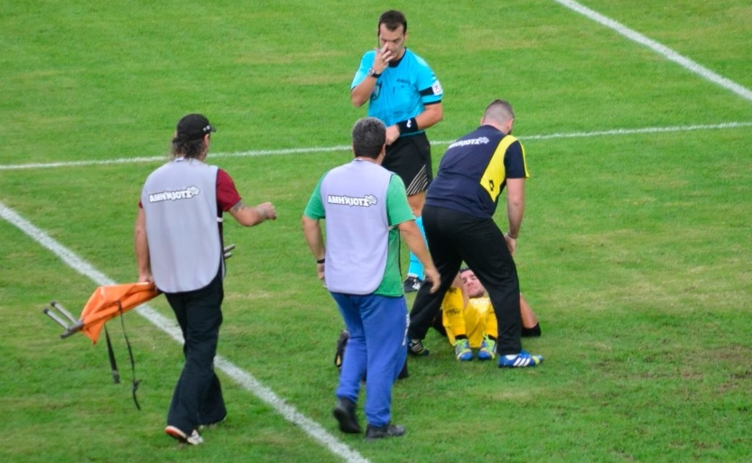 Τι συμβαίνει όταν στα ελληνικά γήπεδα ποδοσφαιριστές καταρρέουν όπως ο Έρικσεν; Μερικές φορές απλώς πεθαίνουν