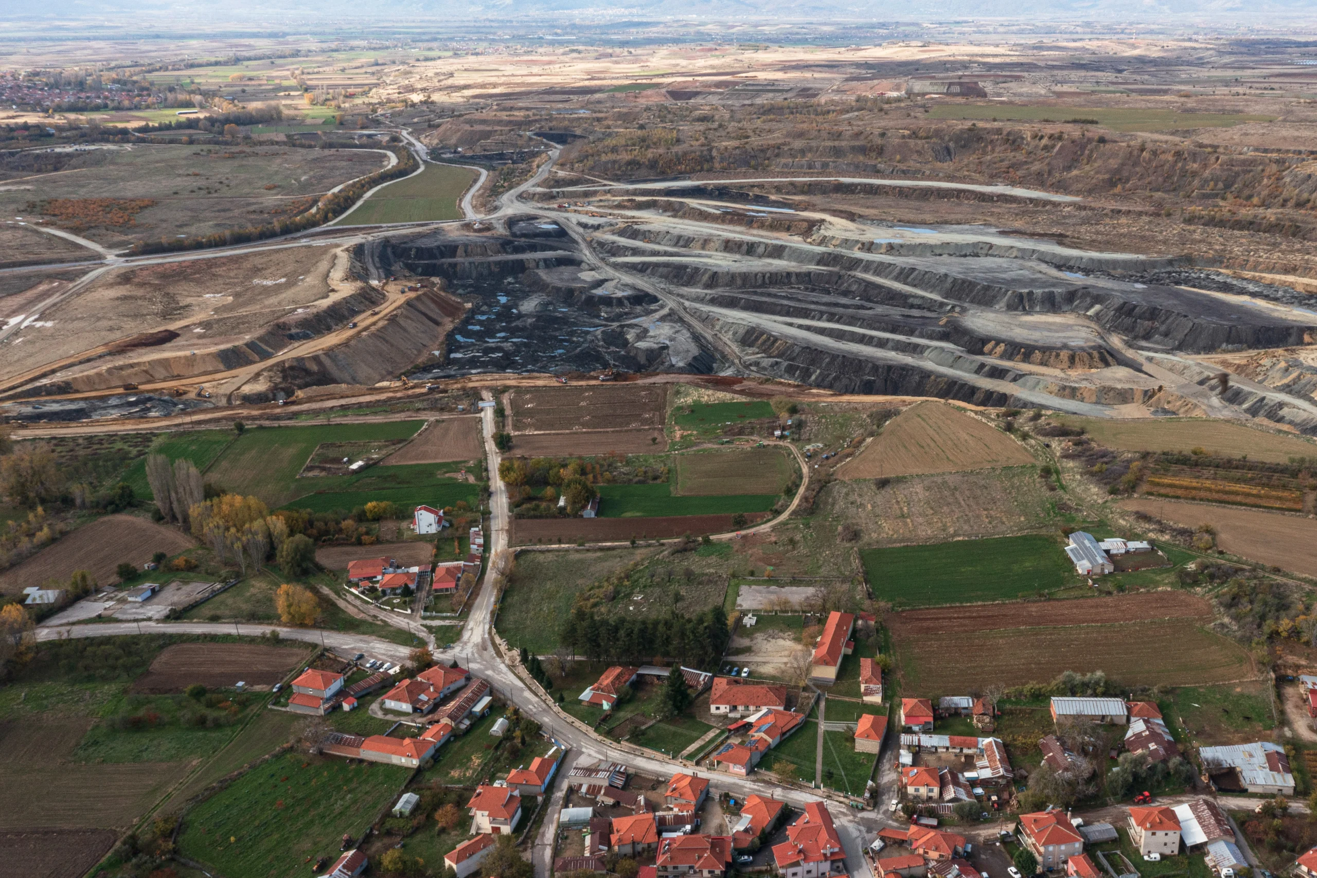 Αχλάδα Φλώρινας: Ένα χωριό στο έλεος του ομίλου Μυτιληναίου